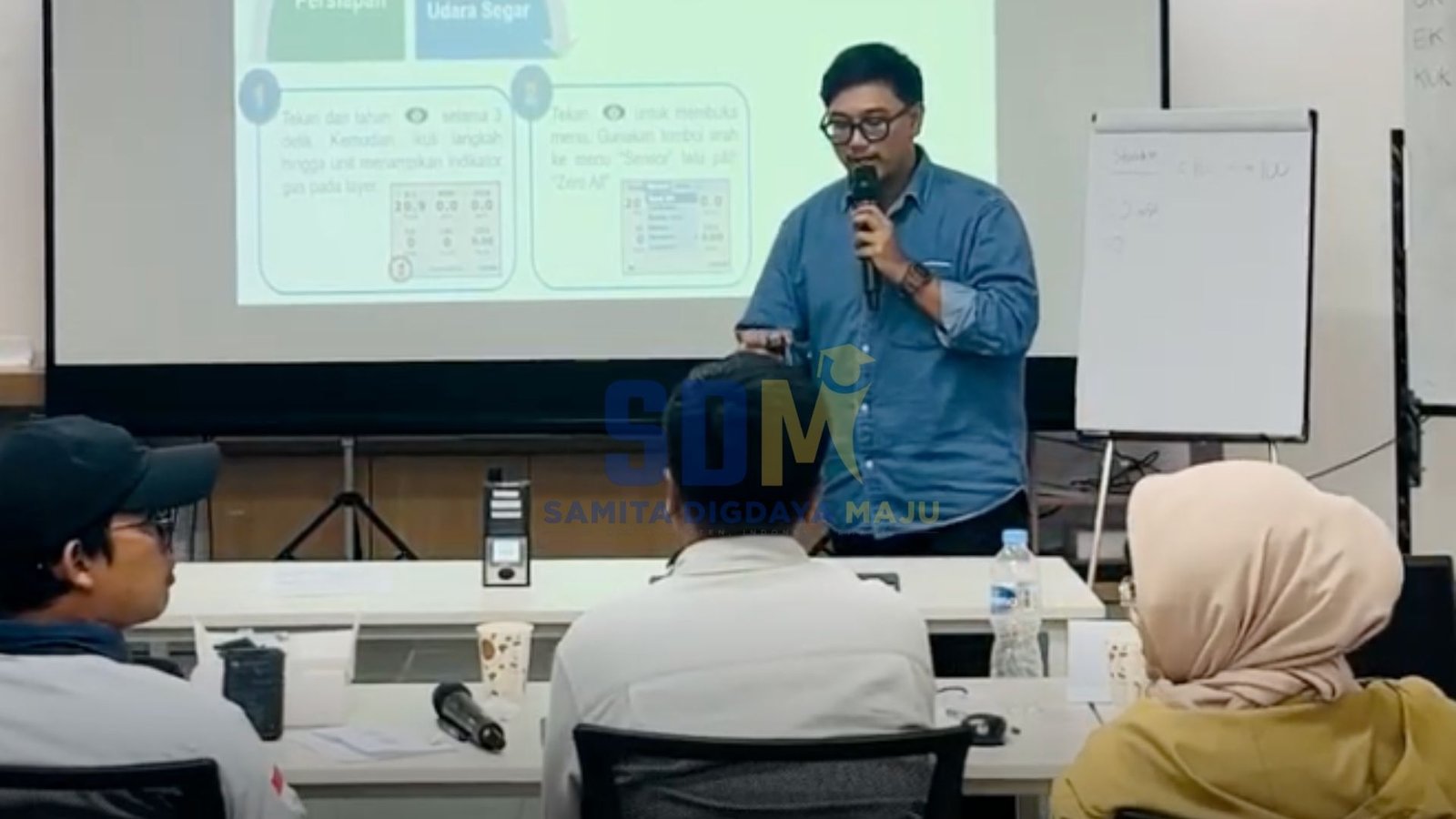 Read more about the article Mengapa Public Speaking Tidak Cukup untuk Train the Trainer Industri